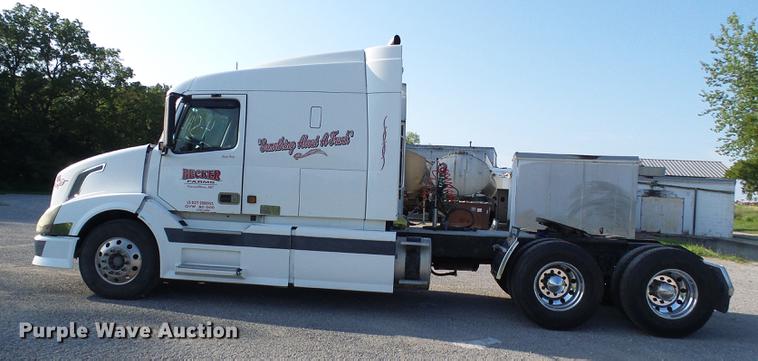 image for item DE5115 2004 Volvo VN semi truck