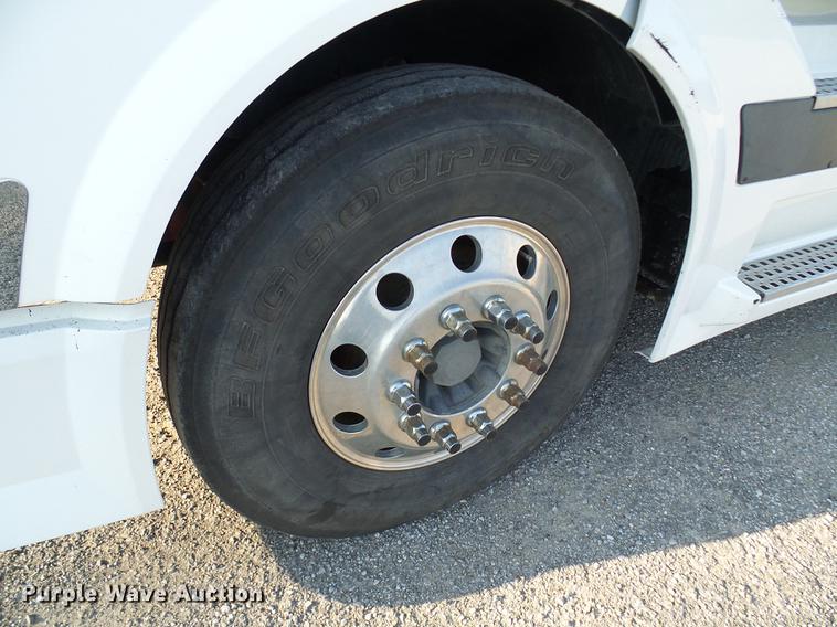 image for item DE5115 2004 Volvo VN semi truck