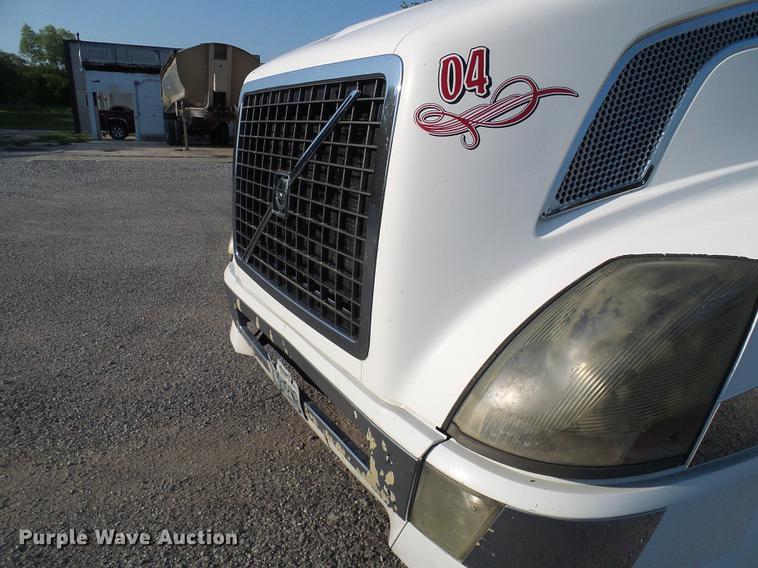 image for item DE5115 2004 Volvo VN semi truck
