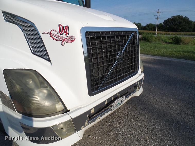 image for item DE5115 2004 Volvo VN semi truck