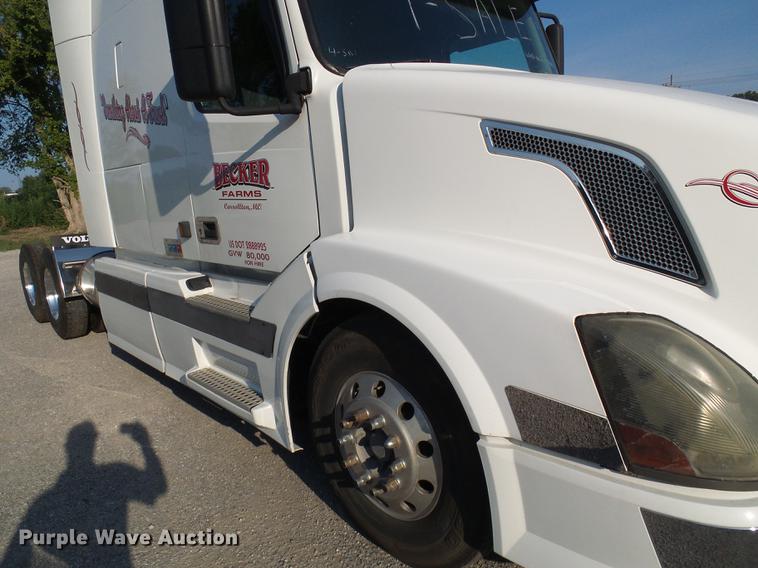 image for item DE5115 2004 Volvo VN semi truck