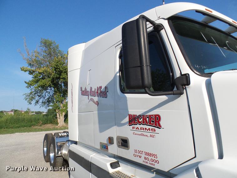 image for item DE5115 2004 Volvo VN semi truck