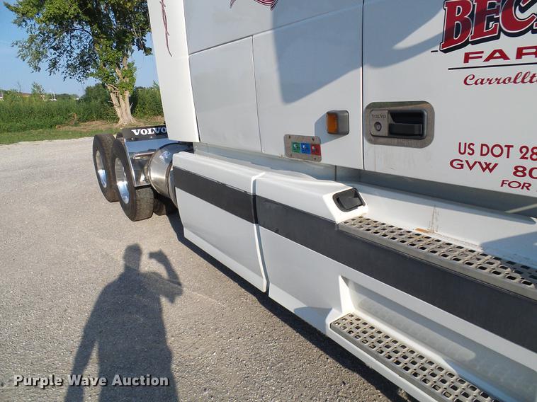 image for item DE5115 2004 Volvo VN semi truck