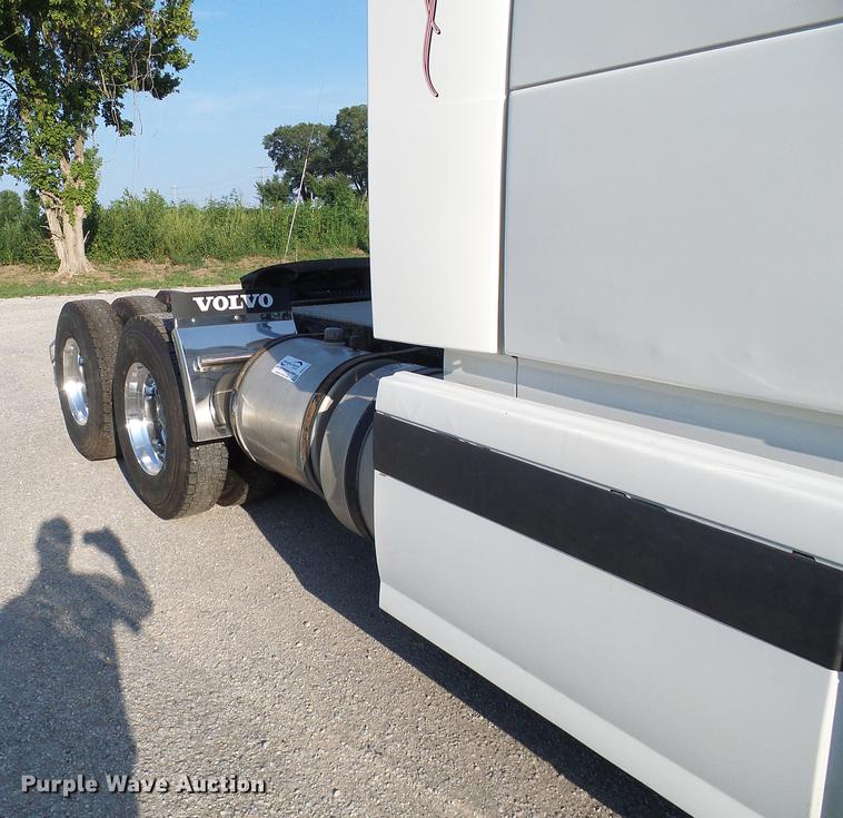 image for item DE5115 2004 Volvo VN semi truck