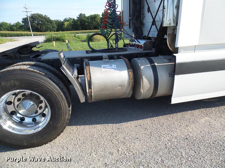 image for item DE5115 2004 Volvo VN semi truck