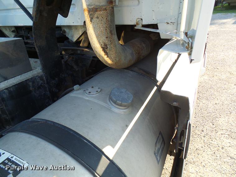 image for item DE5115 2004 Volvo VN semi truck