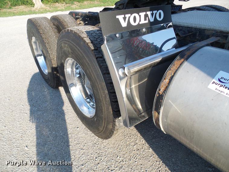 image for item DE5115 2004 Volvo VN semi truck