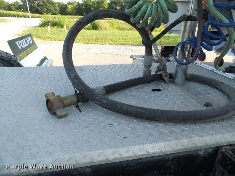 image for item DE5115 2004 Volvo VN semi truck