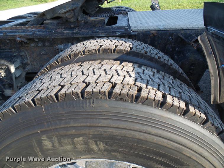 image for item DE5115 2004 Volvo VN semi truck