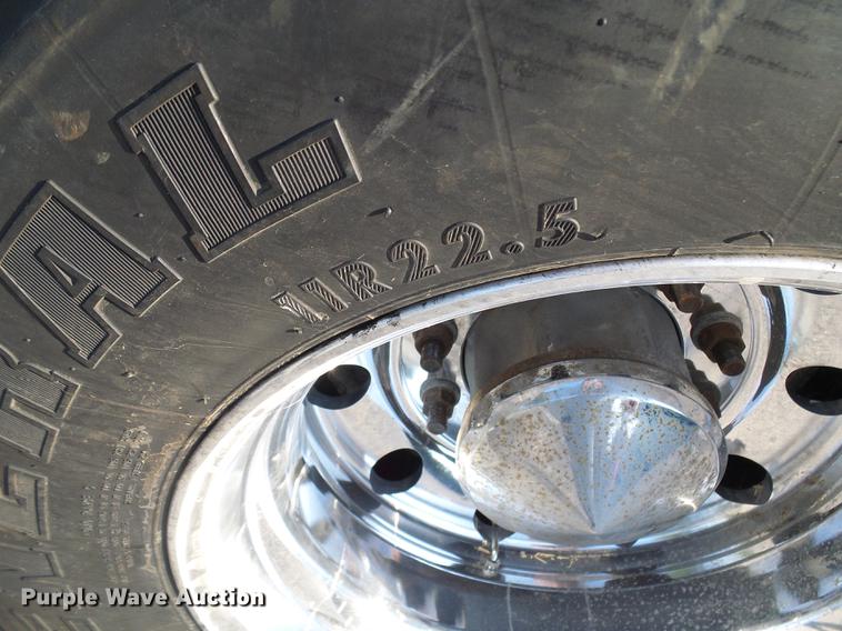 image for item DE5115 2004 Volvo VN semi truck