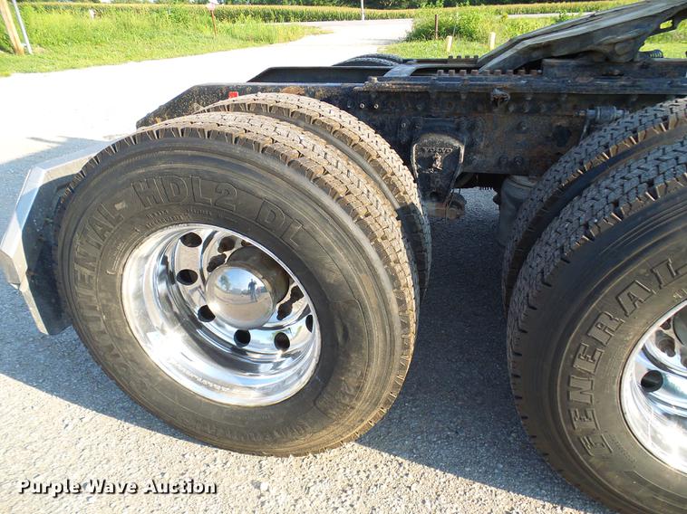 image for item DE5115 2004 Volvo VN semi truck