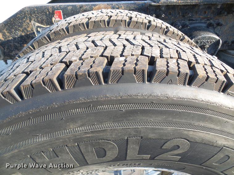 image for item DE5115 2004 Volvo VN semi truck