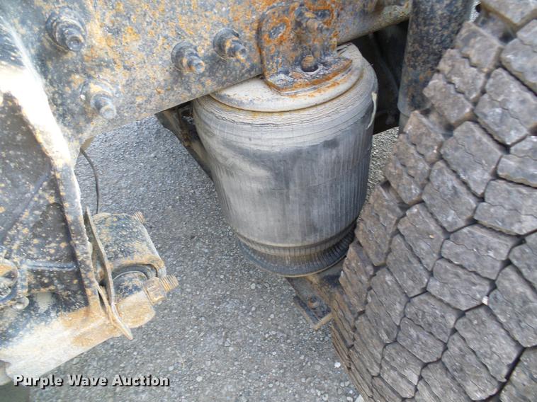 image for item DE5115 2004 Volvo VN semi truck