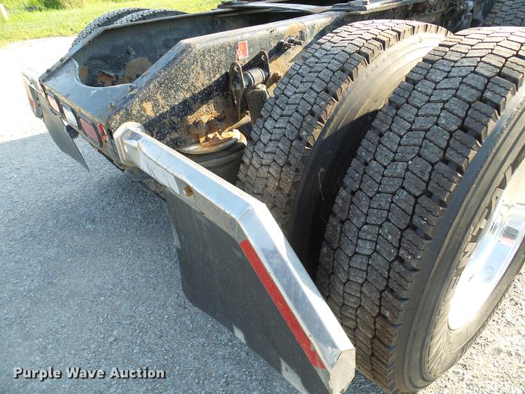 image for item DE5115 2004 Volvo VN semi truck