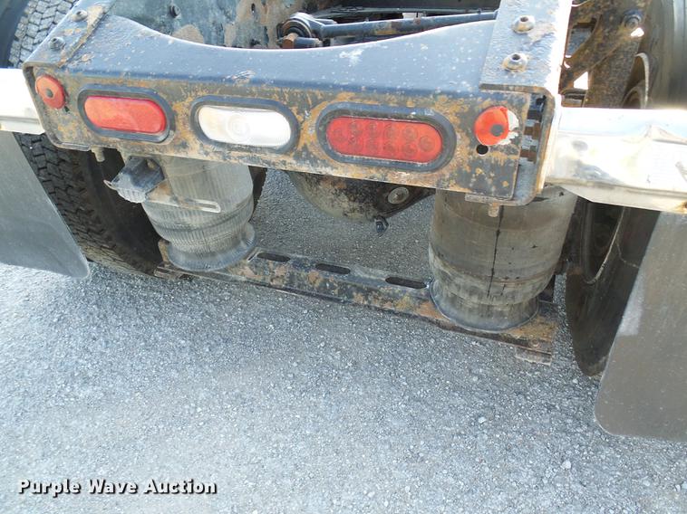 image for item DE5115 2004 Volvo VN semi truck