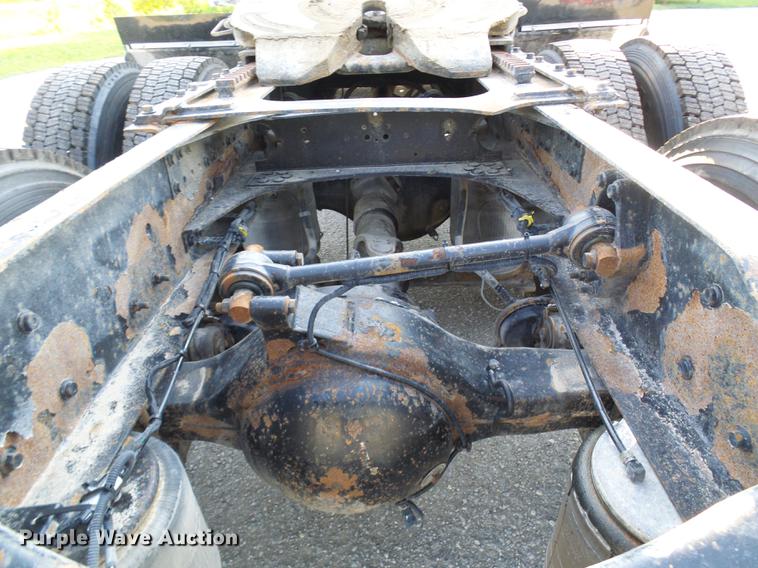 image for item DE5115 2004 Volvo VN semi truck