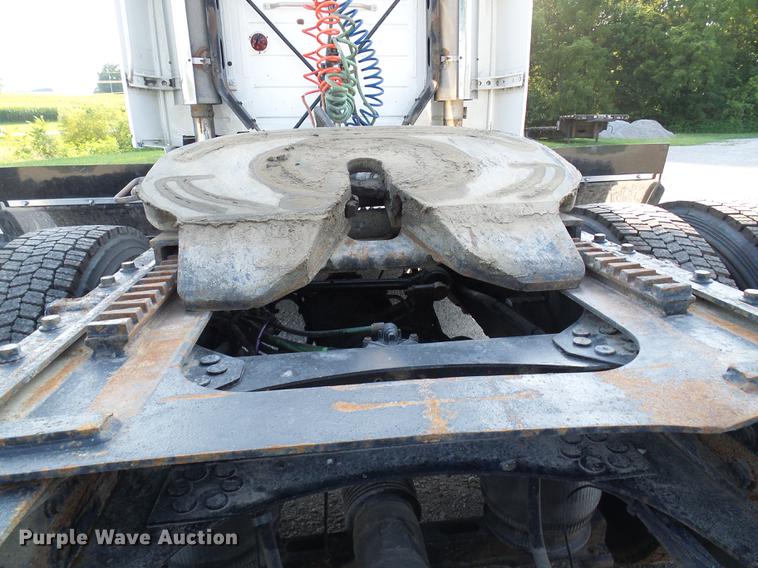 image for item DE5115 2004 Volvo VN semi truck