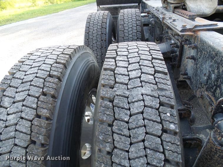 image for item DE5115 2004 Volvo VN semi truck