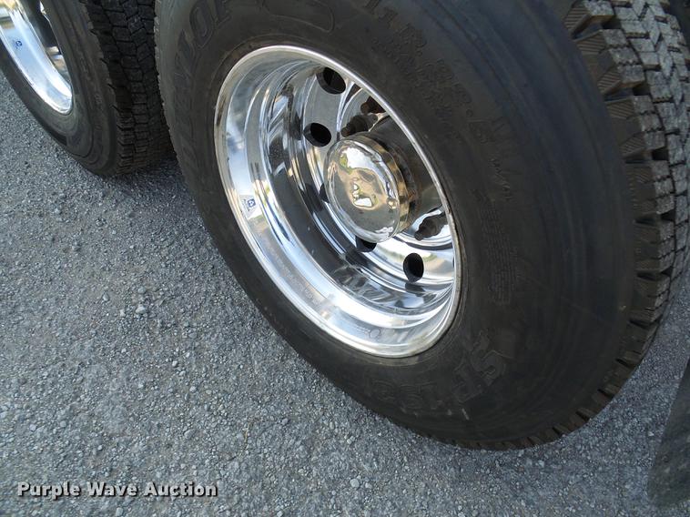 image for item DE5115 2004 Volvo VN semi truck