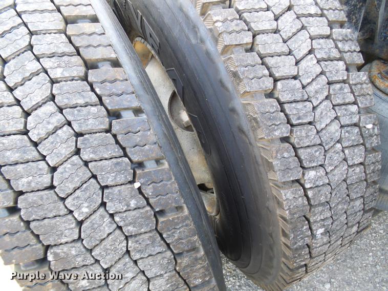 image for item DE5115 2004 Volvo VN semi truck