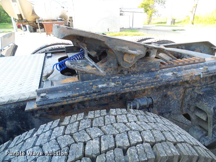 image for item DE5115 2004 Volvo VN semi truck