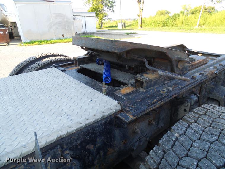 image for item DE5115 2004 Volvo VN semi truck