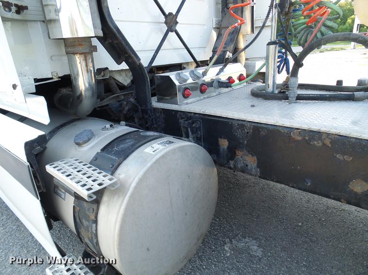 image for item DE5115 2004 Volvo VN semi truck