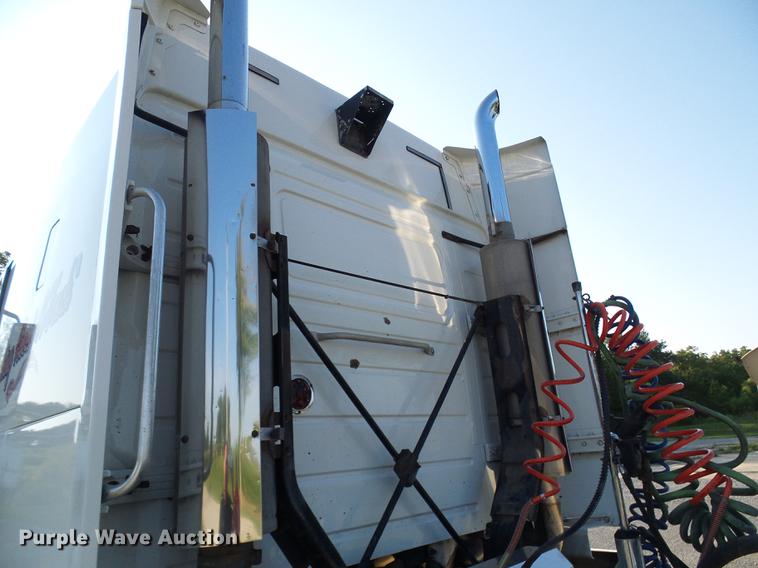 image for item DE5115 2004 Volvo VN semi truck