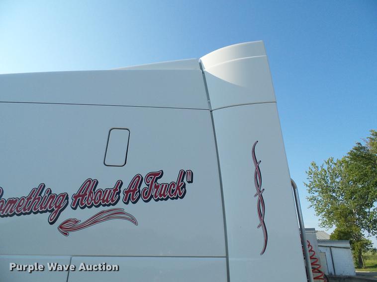 image for item DE5115 2004 Volvo VN semi truck