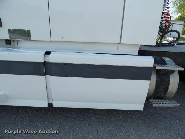 image for item DE5115 2004 Volvo VN semi truck