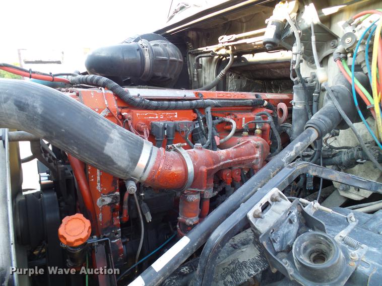 image for item DE5115 2004 Volvo VN semi truck