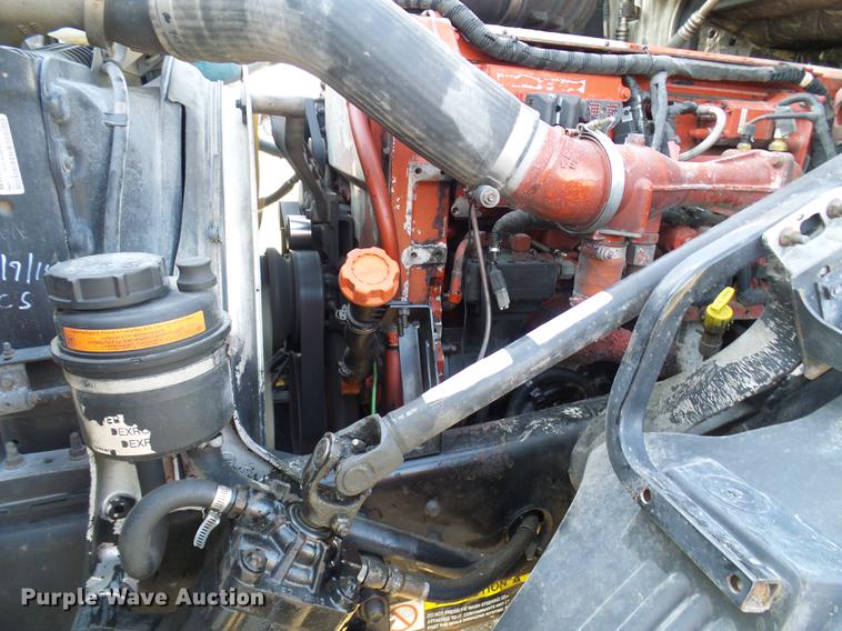 image for item DE5115 2004 Volvo VN semi truck