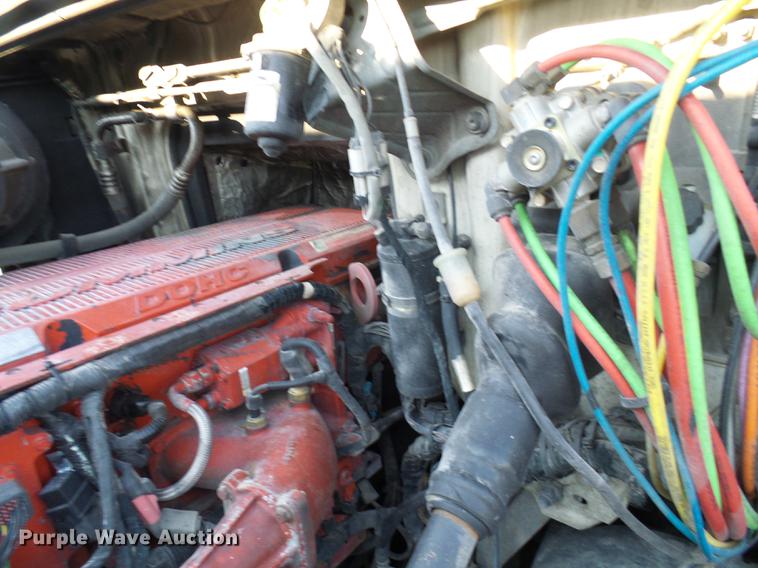 image for item DE5115 2004 Volvo VN semi truck