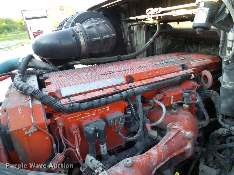 image for item DE5115 2004 Volvo VN semi truck