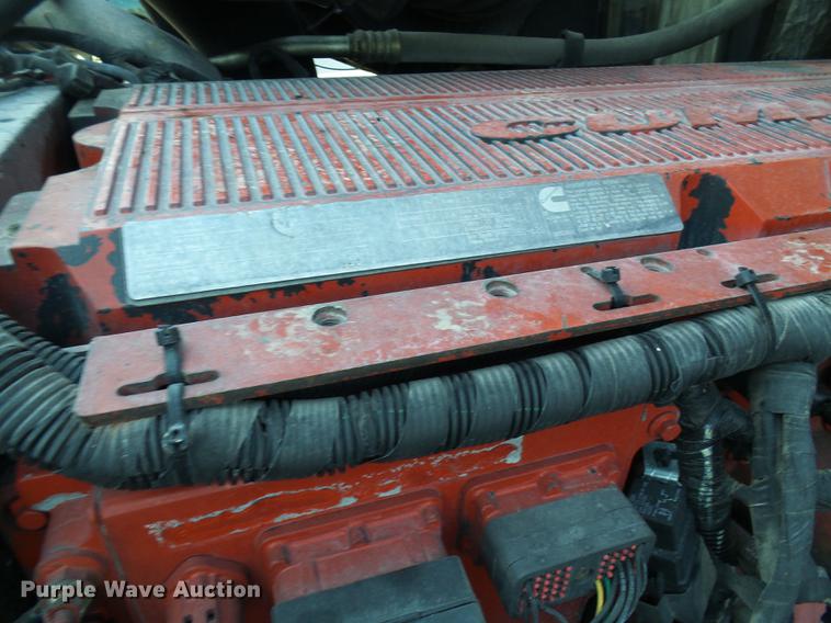 image for item DE5115 2004 Volvo VN semi truck