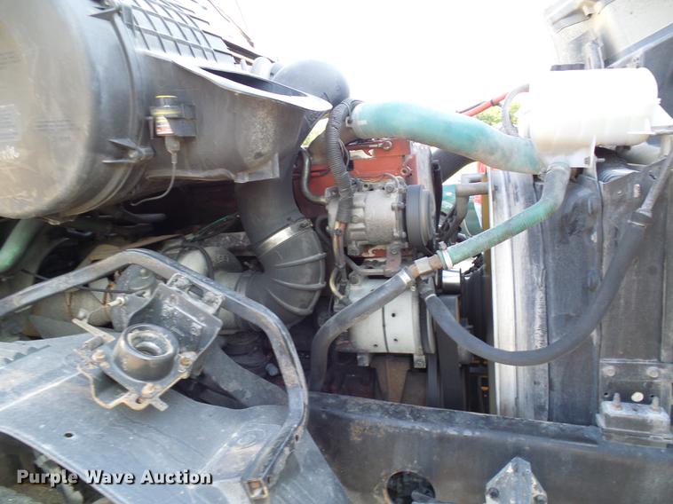 image for item DE5115 2004 Volvo VN semi truck