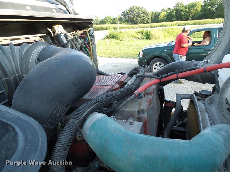 image for item DE5115 2004 Volvo VN semi truck