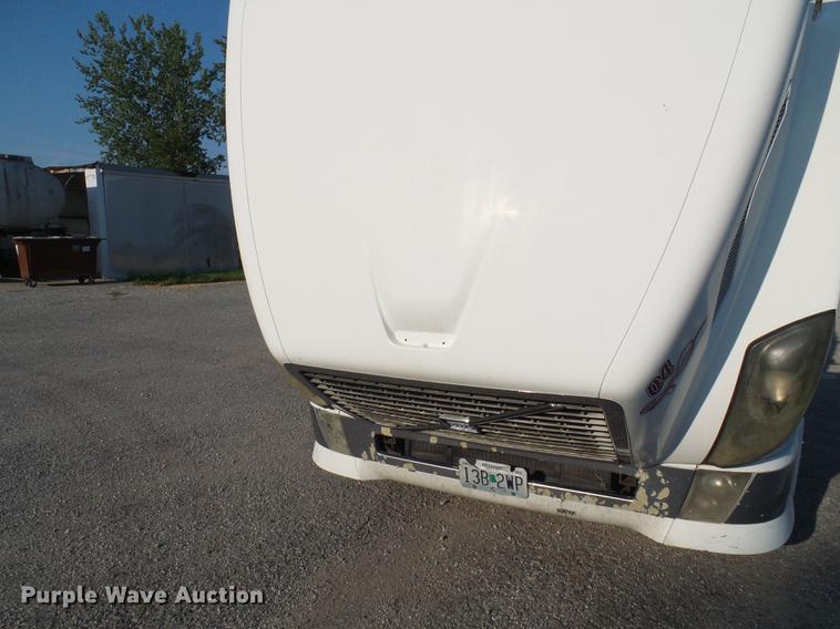 image for item DE5115 2004 Volvo VN semi truck