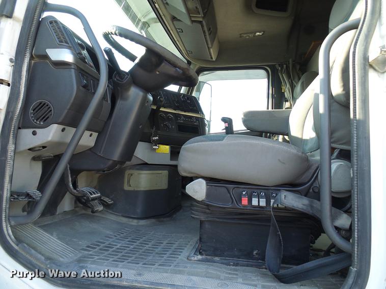 image for item DE5115 2004 Volvo VN semi truck