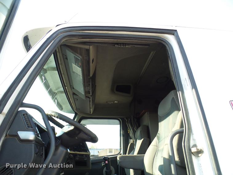 image for item DE5115 2004 Volvo VN semi truck