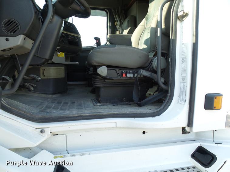 image for item DE5115 2004 Volvo VN semi truck