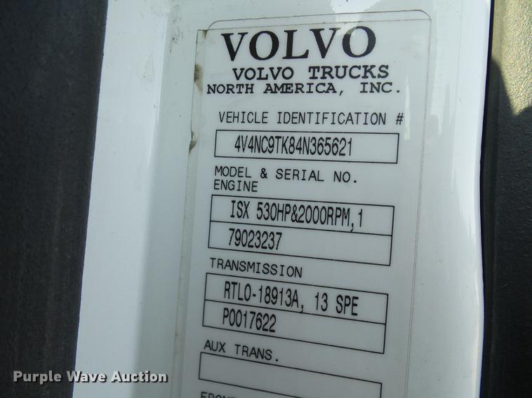 image for item DE5115 2004 Volvo VN semi truck