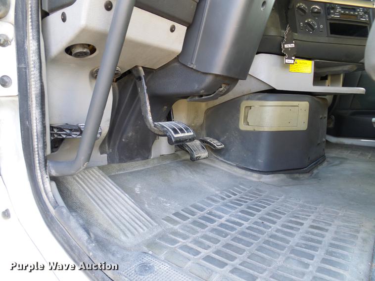 image for item DE5115 2004 Volvo VN semi truck