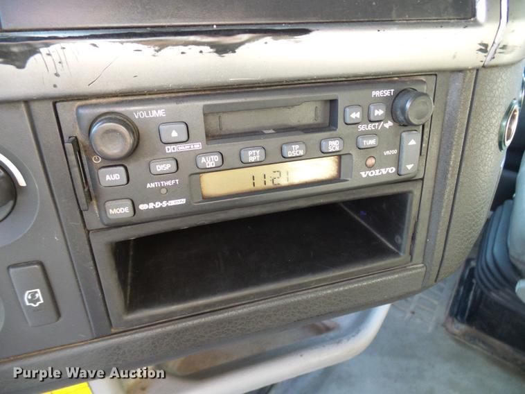 image for item DE5115 2004 Volvo VN semi truck