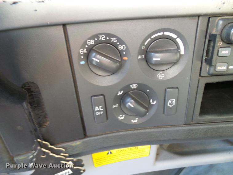 image for item DE5115 2004 Volvo VN semi truck