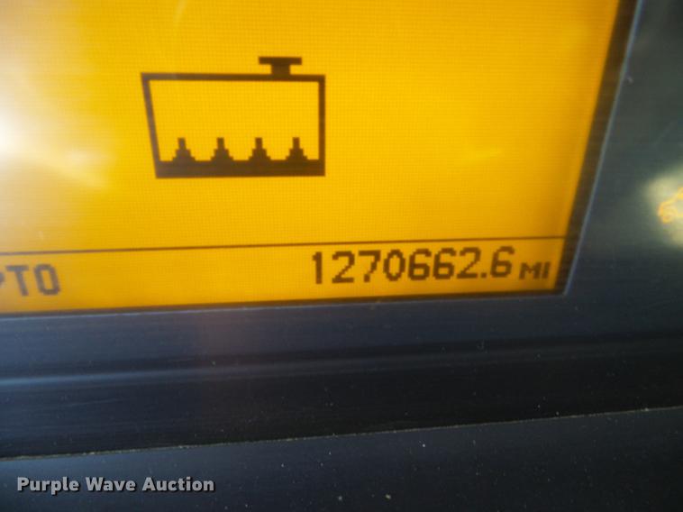 image for item DE5115 2004 Volvo VN semi truck