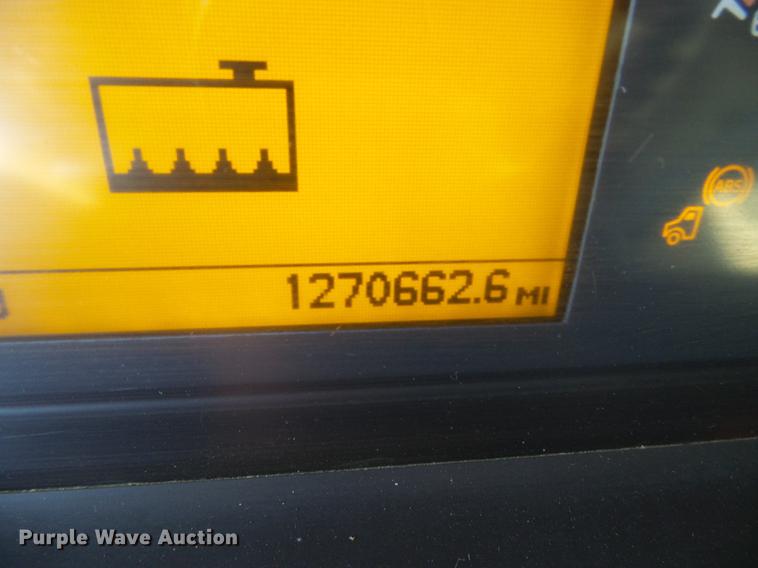 image for item DE5115 2004 Volvo VN semi truck