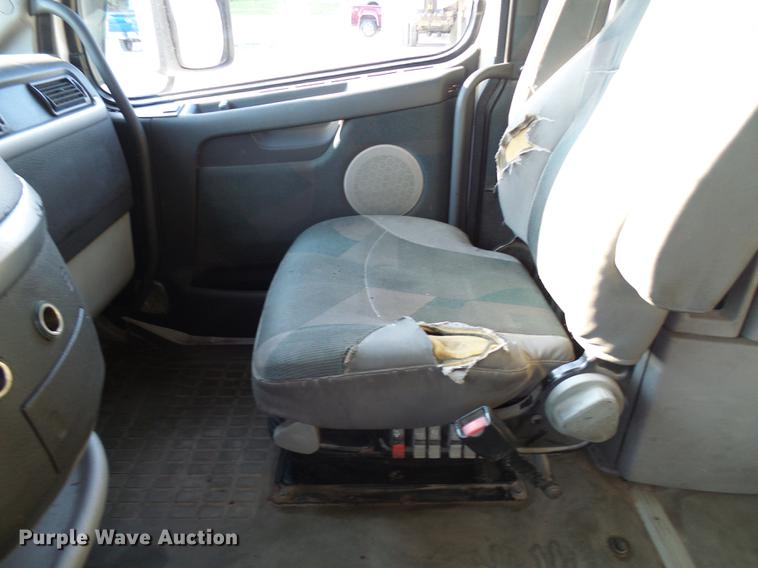 image for item DE5115 2004 Volvo VN semi truck