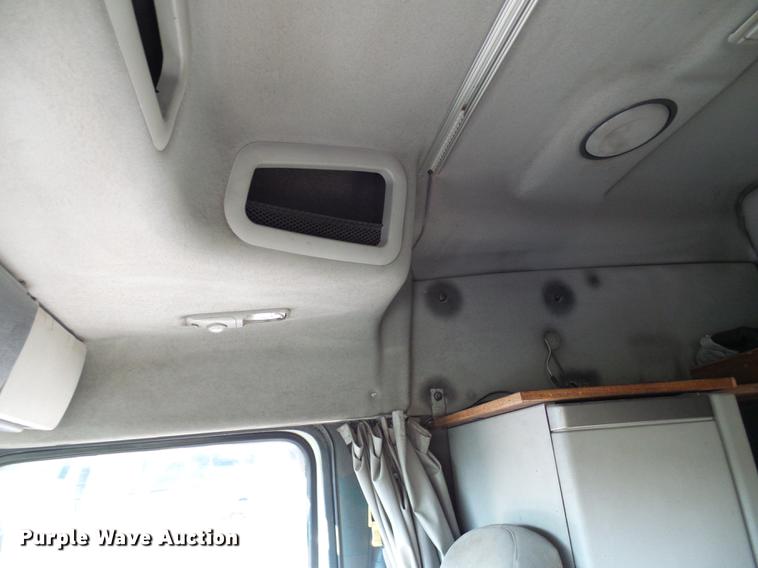 image for item DE5115 2004 Volvo VN semi truck