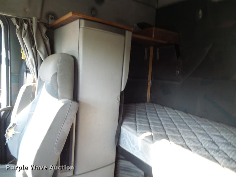 image for item DE5115 2004 Volvo VN semi truck